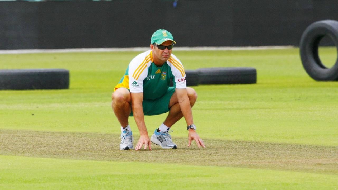 Gary Kirsten gets a feel of the conditions at Kingsmead&nbsp;&nbsp;&bull;&nbsp;&nbsp;Getty Images