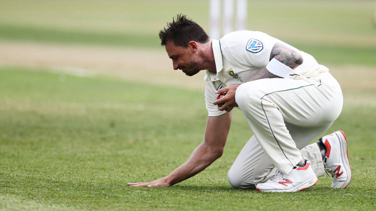 Dale Steyn rubs his hand on the grass, South Africa v Sri Lanka, 1st Test, Durban, February 13, 2019