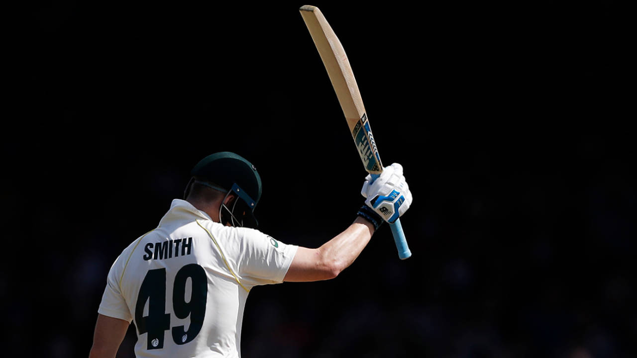 Another day, another raise of the bat for Steven Smith&nbsp;&nbsp;&bull;&nbsp;&nbsp;Getty Images
