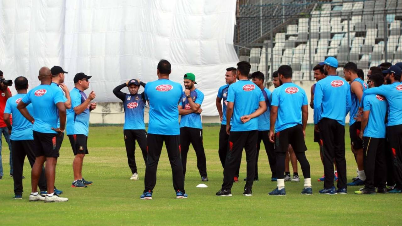 Russell Domingo interacts with some of the senior Bangladesh players&nbsp;&nbsp;&bull;&nbsp;&nbsp;BCB