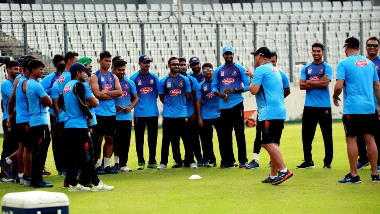 Russell Domingo interacts with Bangladeshi cricketers in Mirpur&nbsp;&nbsp;&bull;&nbsp;&nbsp;BCB