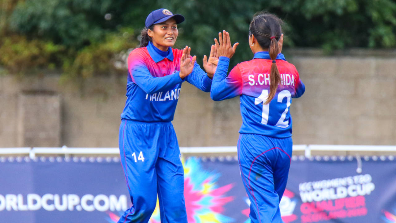 Thailand's Soraya Lateh high fives Chanida Sutthiruang for taking another wicket&nbsp;&nbsp;&bull;&nbsp;&nbsp;Peter Della Penna