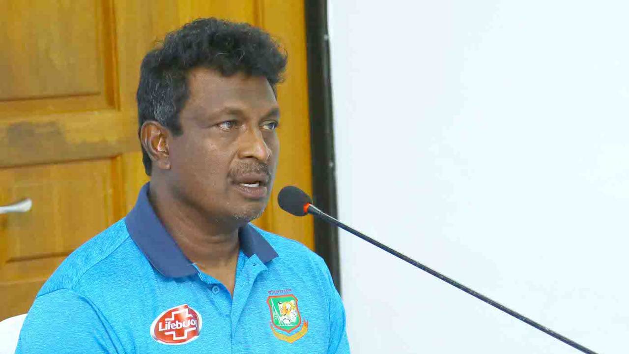 Champaka Ramanayake interacts with the media before the series against Sri Lanka A, Katunayake, September 20, 2019