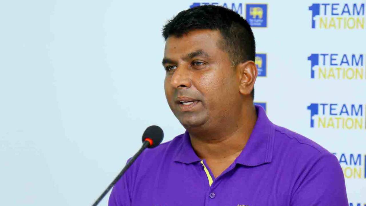 Sri Lanka women's coach Harsha de Silva talks to the media, Colombo, September 20, 2019