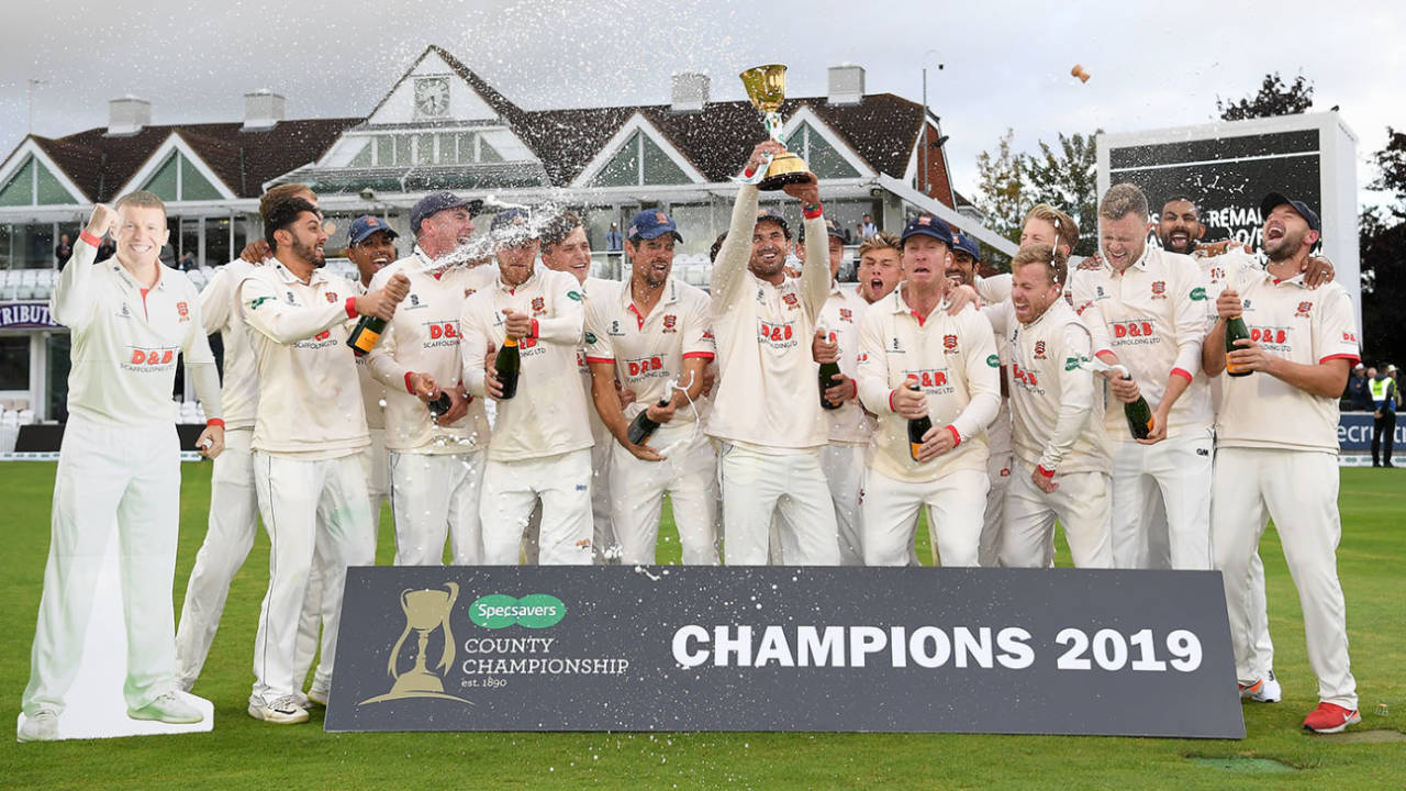 Ryan ten Doeschate lifts the County Championship Division One trophy as his Essex team-mates celebrate, Taunton, September 26, 2019