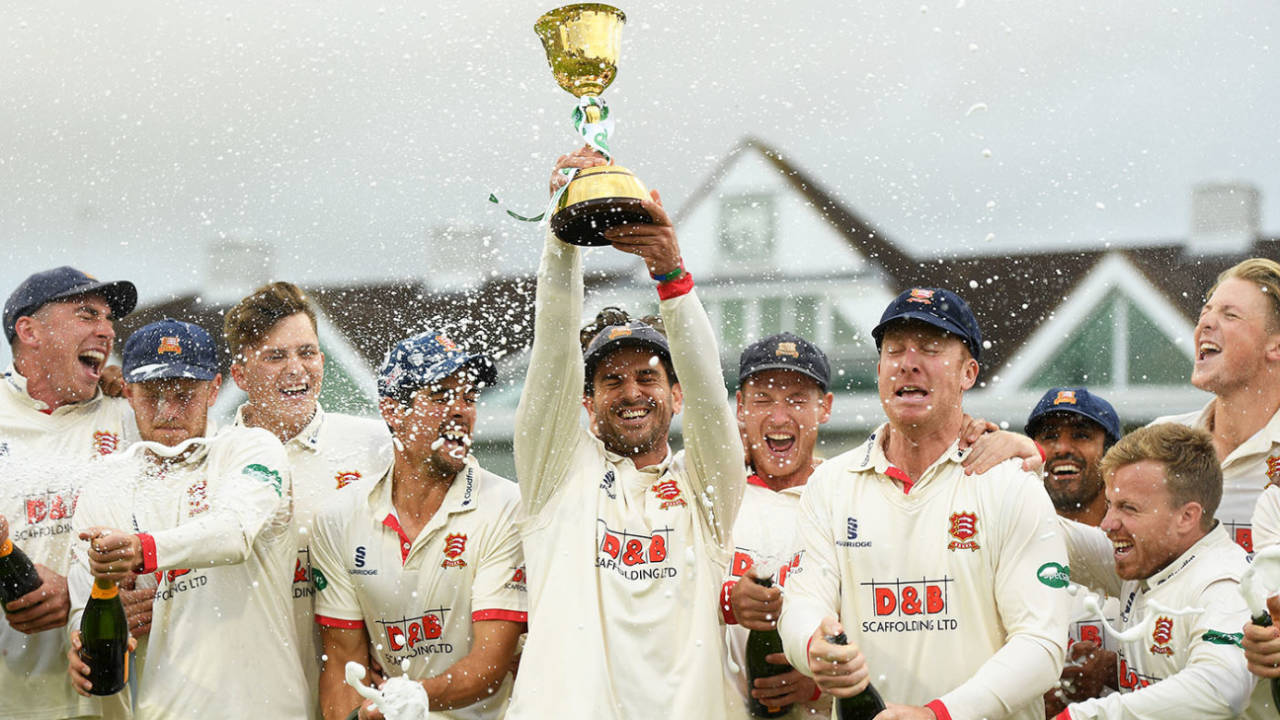Ryan ten Doeschate lifts the County Championship Division One Trophy as Essex celebrate&nbsp;&nbsp;&bull;&nbsp;&nbsp;Getty Images