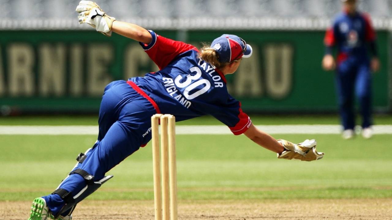 Sarah Taylor dives forward to pull off a stunning catch