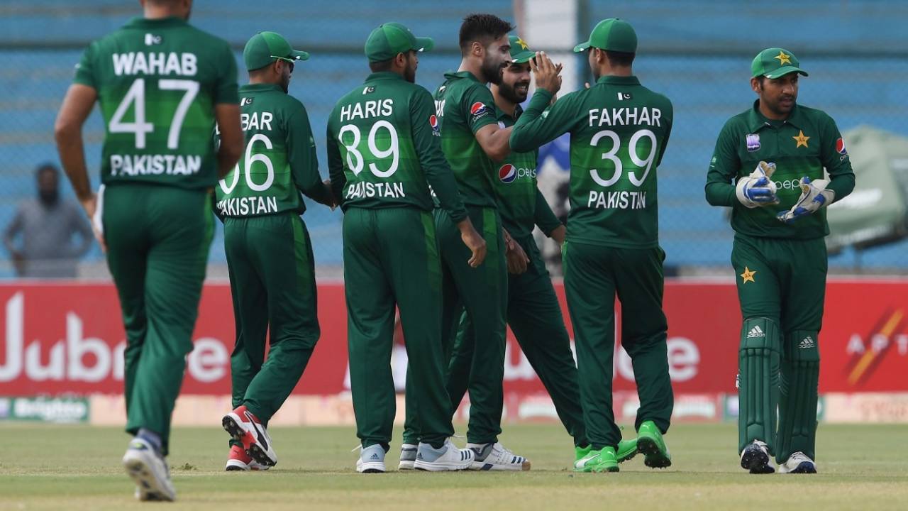 Pakistan's fielders celebrate a wicket with Mohammad Amir&nbsp;&nbsp;&bull;&nbsp;&nbsp;Getty Images