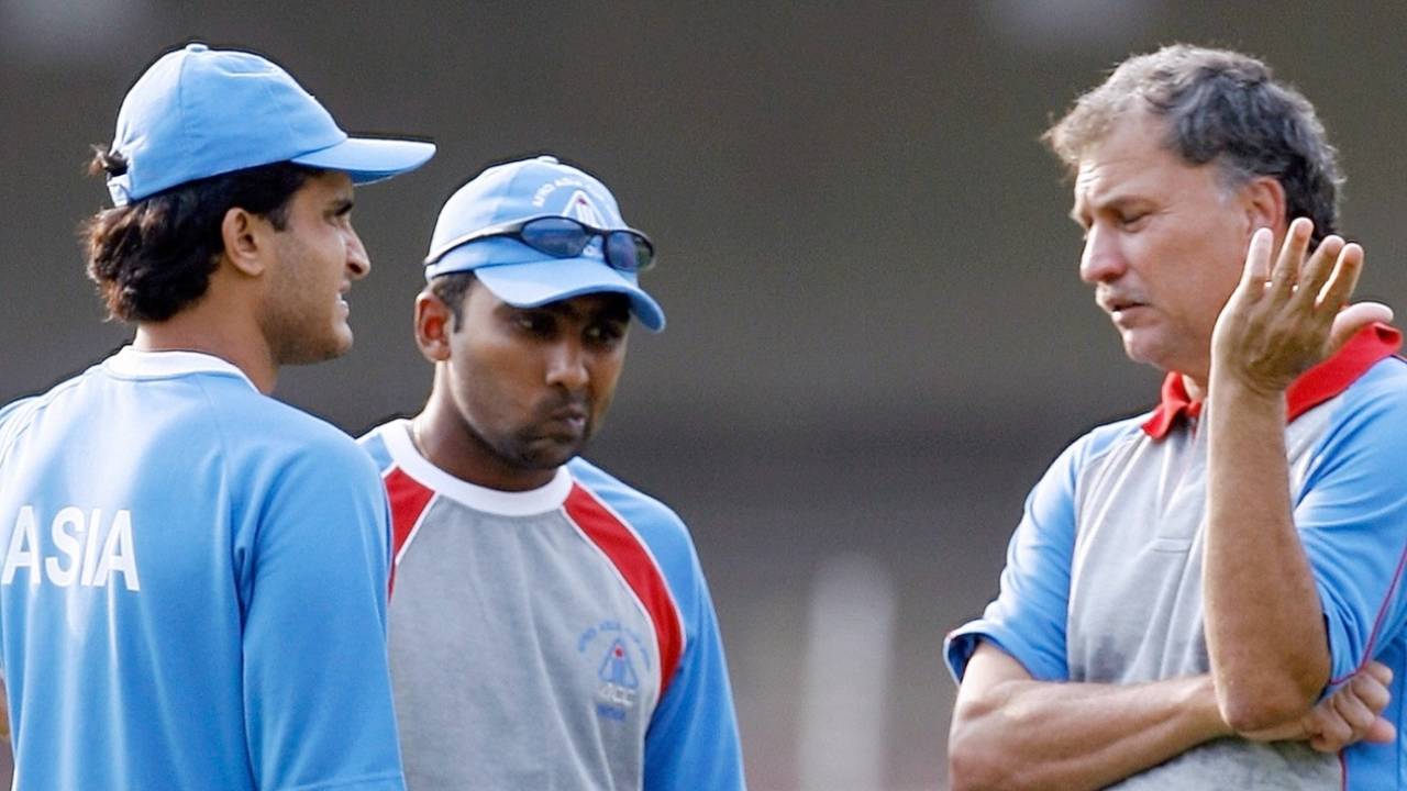 Roger Binny speaks to Sourav Ganguly and Mahela Jayawardene during an Afro-Asia Cup match in 2007&nbsp;&nbsp;&bull;&nbsp;&nbsp;Getty Images