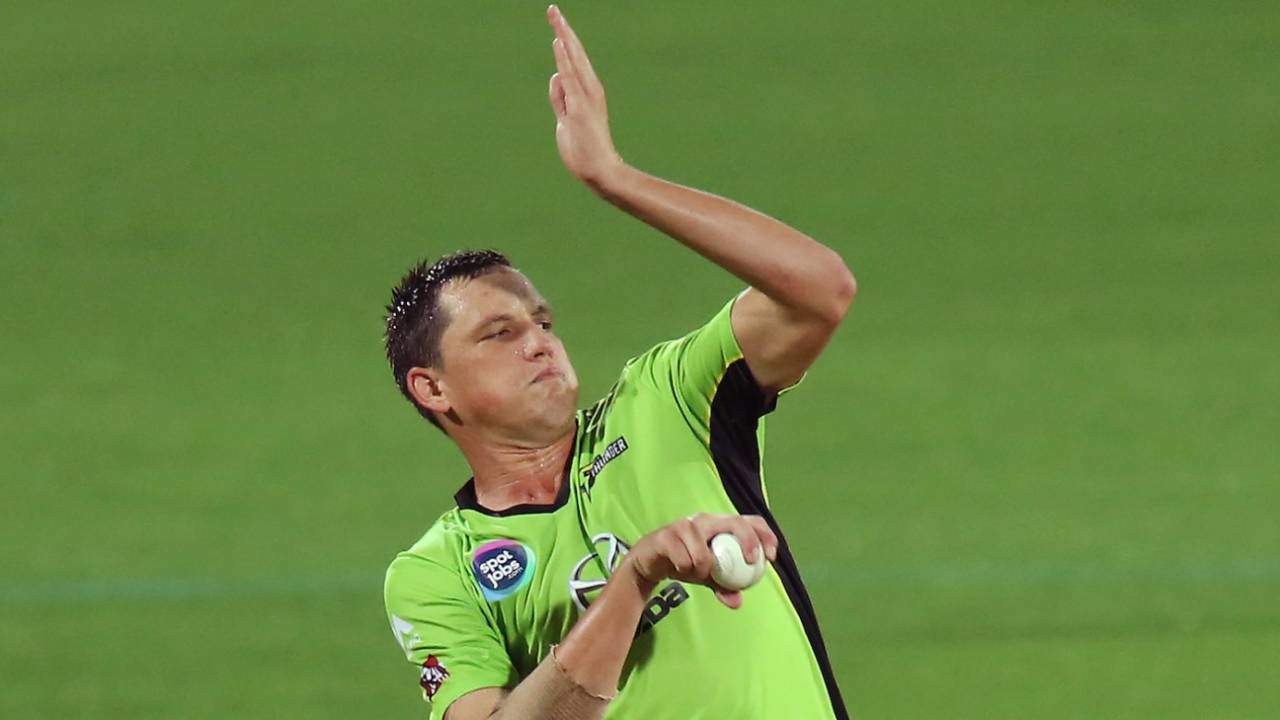 Chris Tremain in his delivery stride, BBL, Sydney Thunder, January 12, 2015