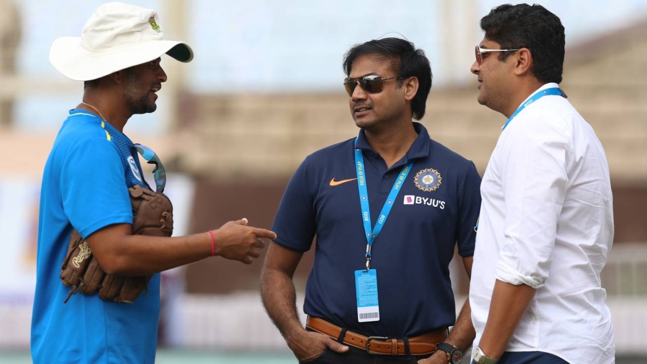 Amol Muzumdar, MSK Prasad and Gagan Khoda have a chat, India v South Africa, 3rd Test, Ranchi, 3rd day, October 20, 2019