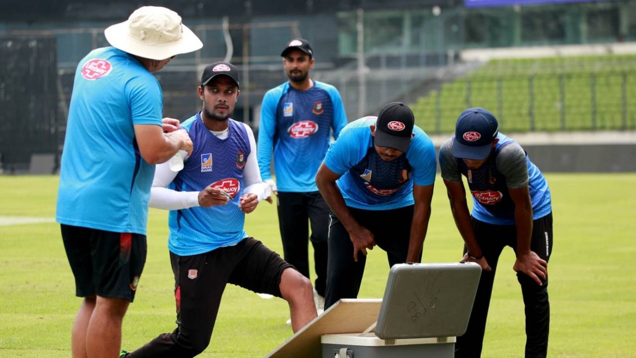 Coach Russell Domingo speaks to some of the players during a training session&nbsp;&nbsp;&bull;&nbsp;&nbsp;BCB