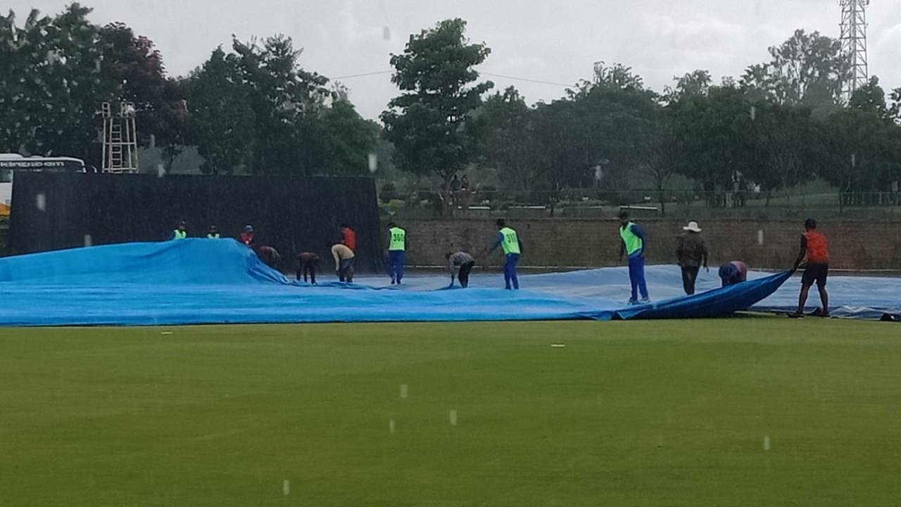 Mumbai players help the groundstaff with the covers, Chhattisgarh v Mumbai, Vijay Hazare Trophy 2019-20 quarter final, Alur, October 21, 2019