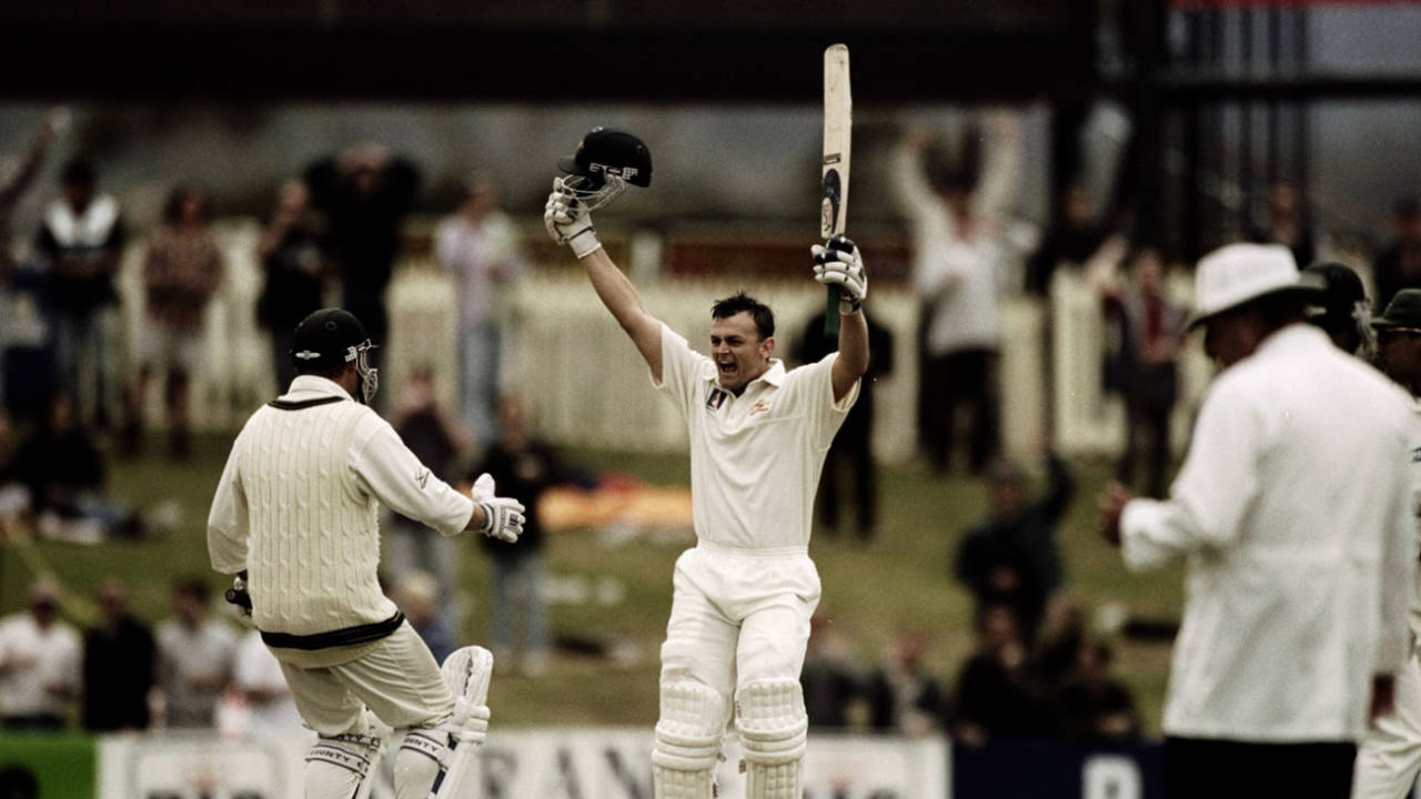 Adam Gilchrist celebrates the win, Australia v Pakistan, 2nd Test, 5th day, November 22, 1999