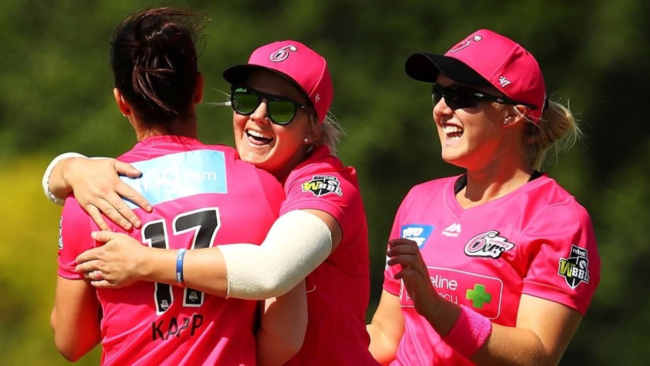 Marizanne Kapp is greeted by her team-mates after completing her hat-trick, Sydney Sixers v Melbourne Stars, Women's Big Bash League, Sydney, October 26, 2019