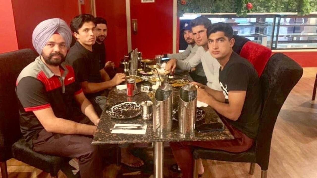 Musa Khan, Yasir Shah, Imran Khan, Naseem Shah, Shaheen Afridi treat an Indian-origin taxi driver to dinner, Brisbane, November 25 2019
