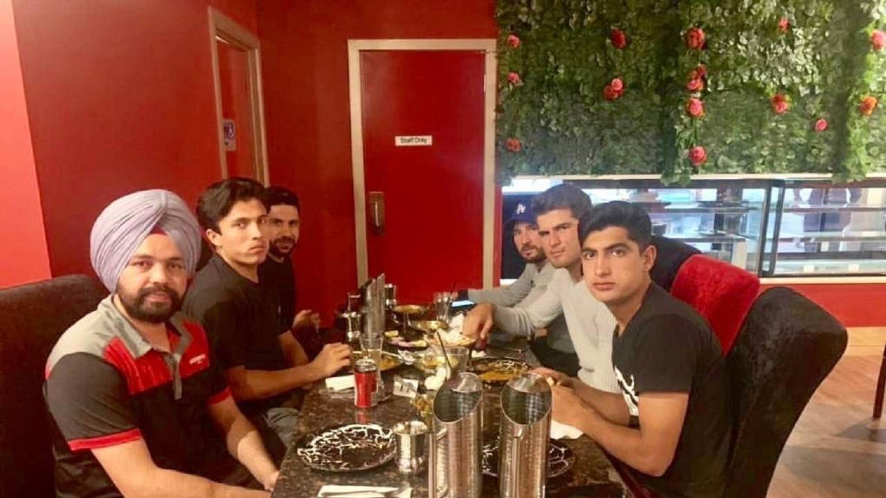 Musa Khan, Yasir Shah, Imran Khan, Naseem Shah, Shaheen Afridi treat an Indian-origin taxi driver to dinner, Brisbane, November 25 2019