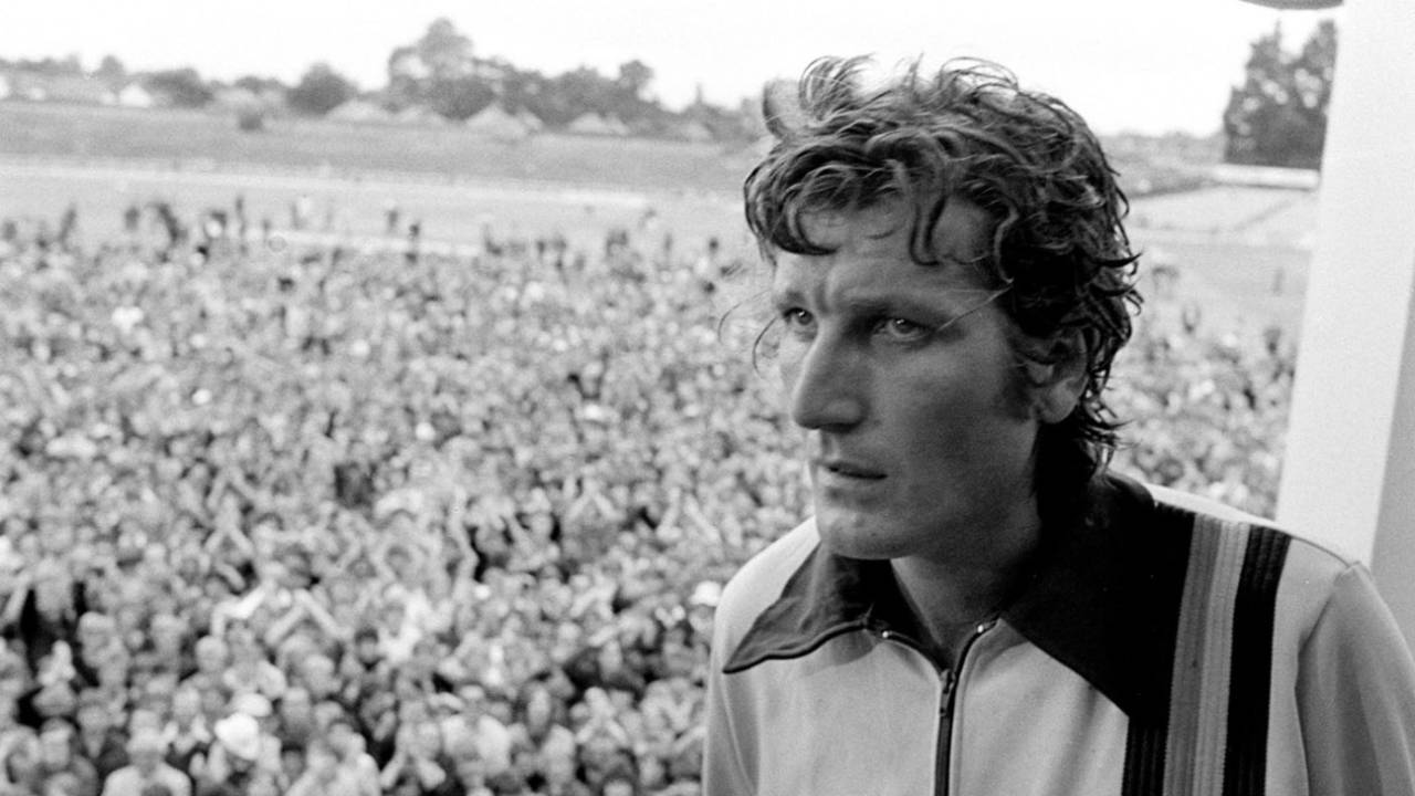 Bob Willis on the Headingley balcony after his match-winning performance in 1981&nbsp;&nbsp;&bull;&nbsp;&nbsp;Getty Images