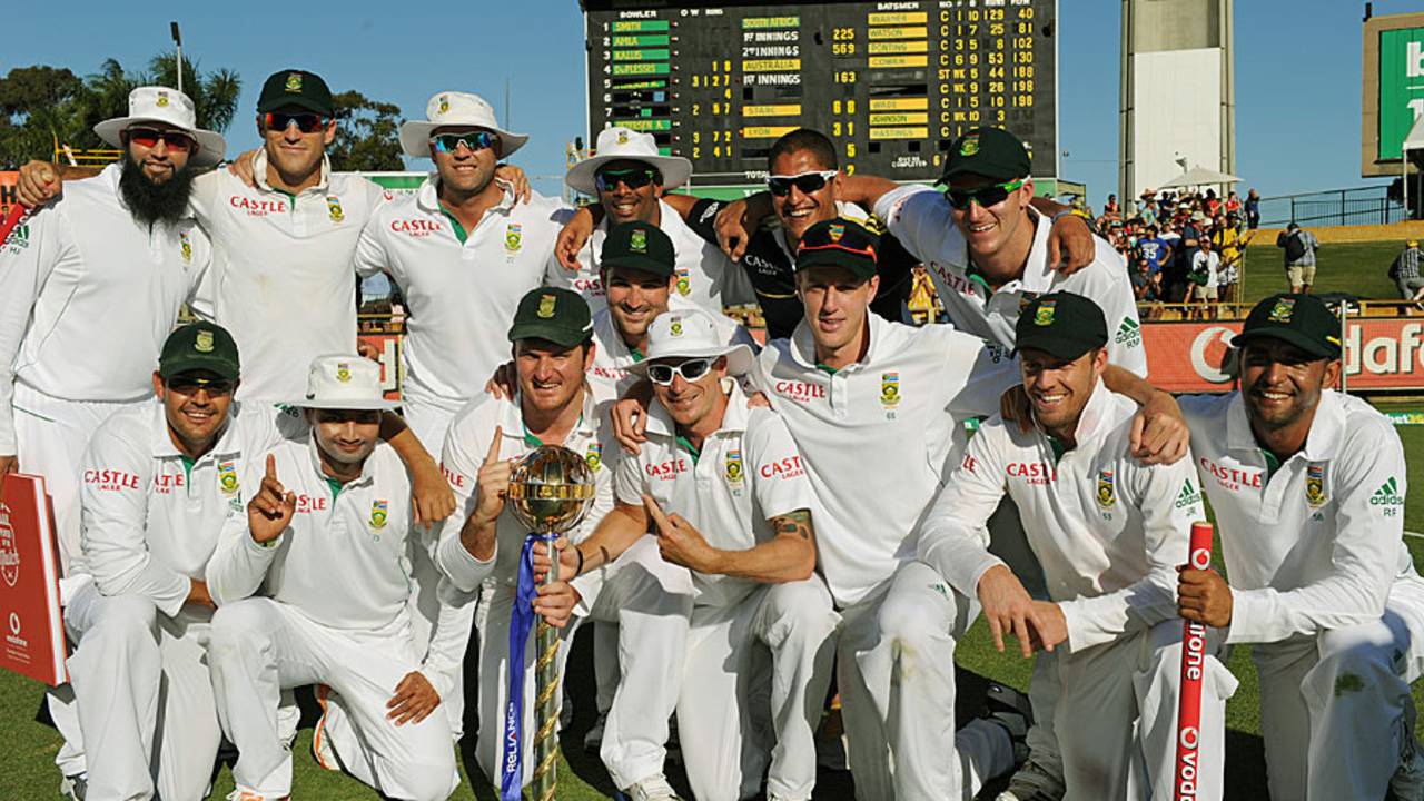 The South African team gather for a photograph after their victory against Australia, Australia v South Africa, 3rd Test, Perth, 4th day, December 3, 2012