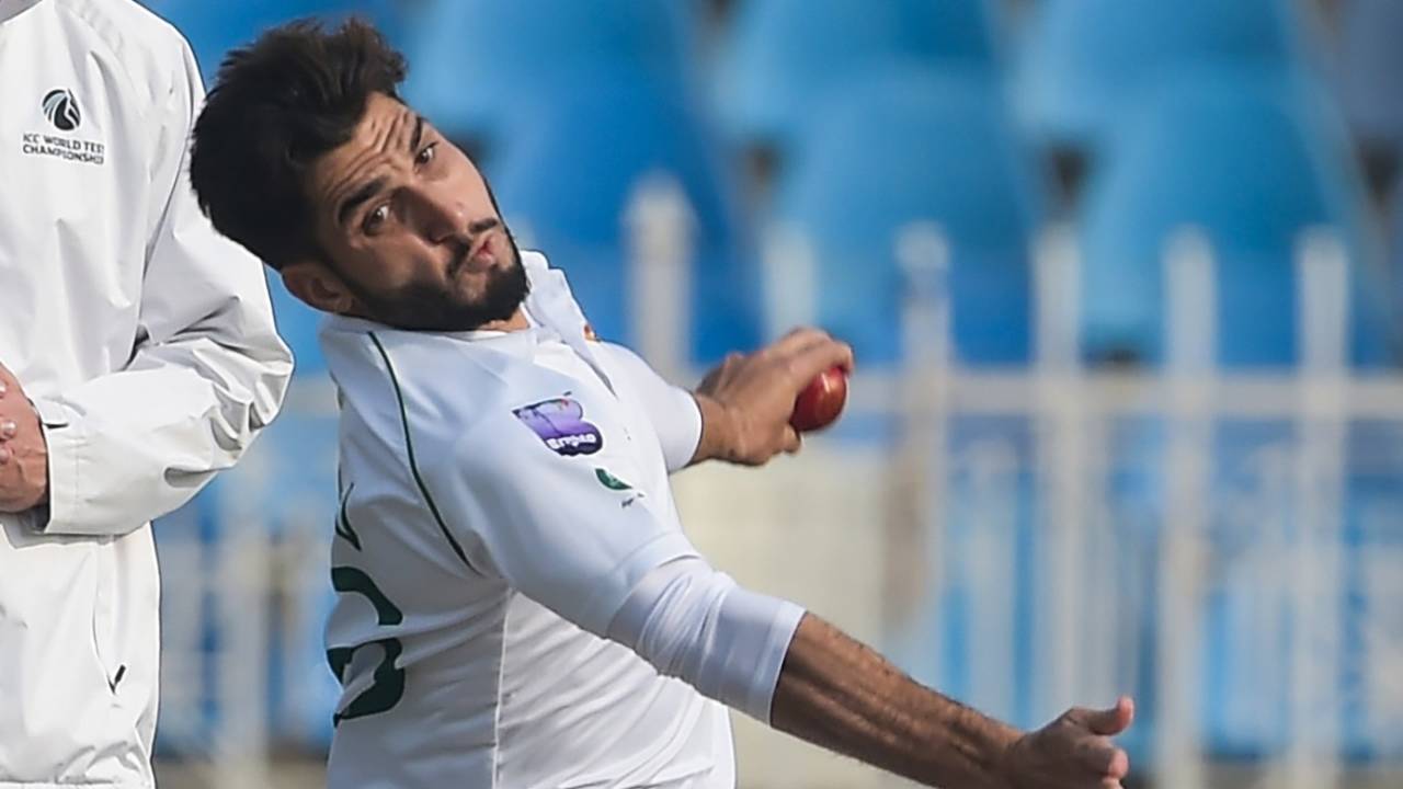 Usman Shinwari bowls, Pakistan v Sri Lanka, 1st Test, Rawalpindi, Day 1