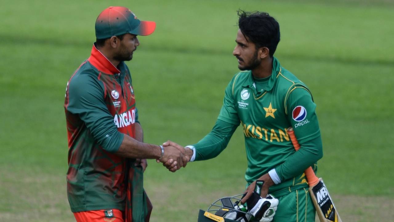 A handshake between Bangladesh and Pakistan, Bangladesh v Pakistan, Champions Trophy warm-ups, Birmingham, May 27, 2017