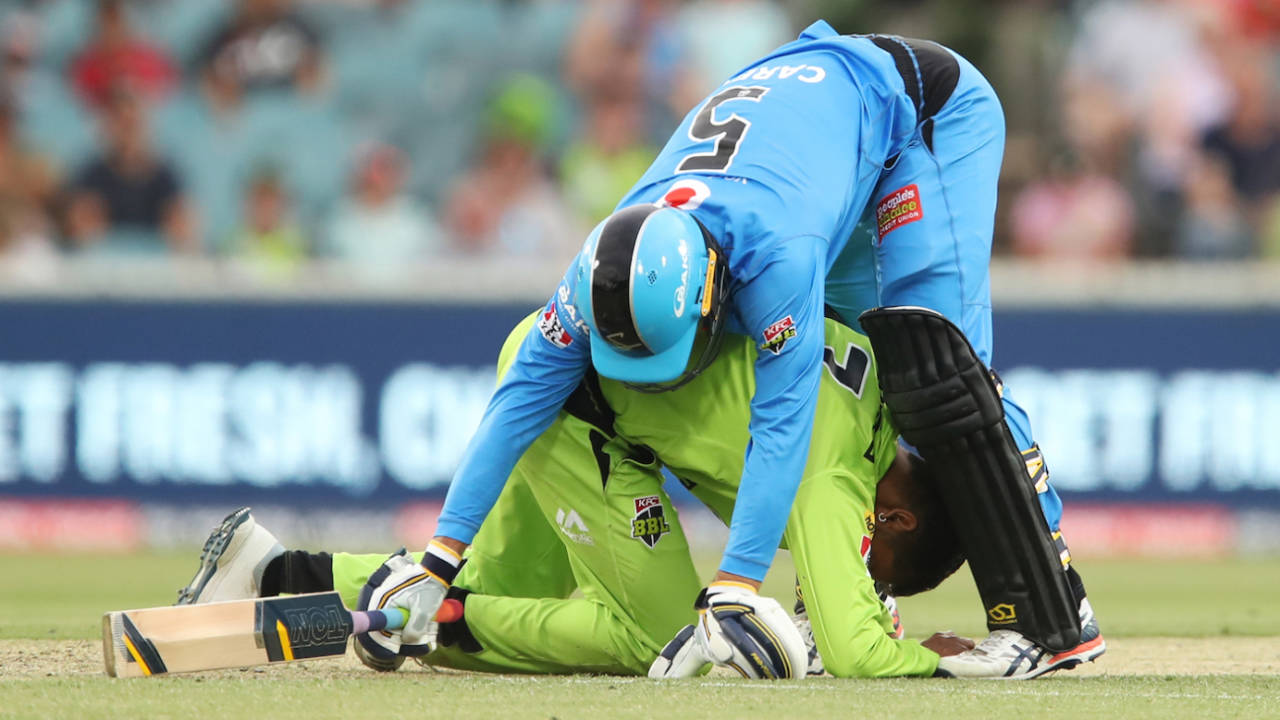 Alex Carey tumbles into Arjun Nair, Sydney Thunder v Adelaide Strikers, BBL 2019-20, Canberra, December 21, 2019