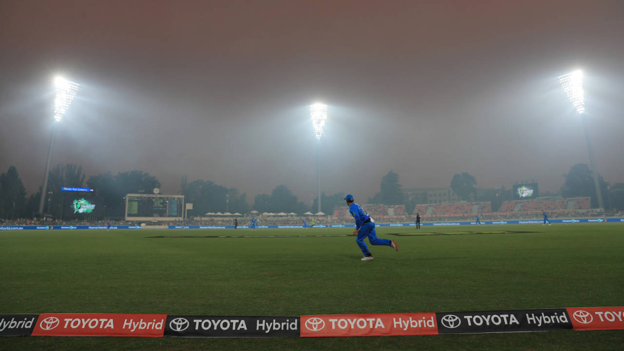 Visibility got poor during Sydney Thunder's chase, Sydney Thunder v Adelaide Strikers, BBL 2019-20, Canberra, December 21, 2019