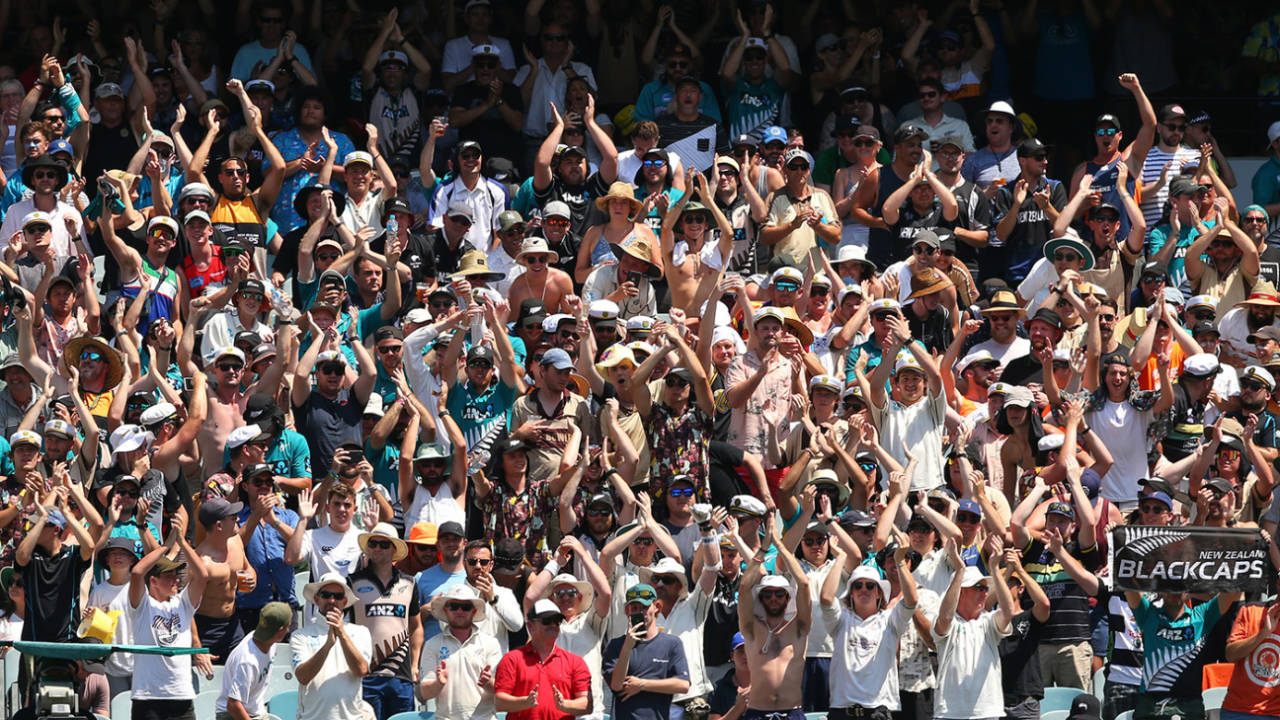 New Zealand fans soak up Test-match atmosphere&nbsp;&nbsp;&bull;&nbsp;&nbsp;Mike Owen/Getty Images