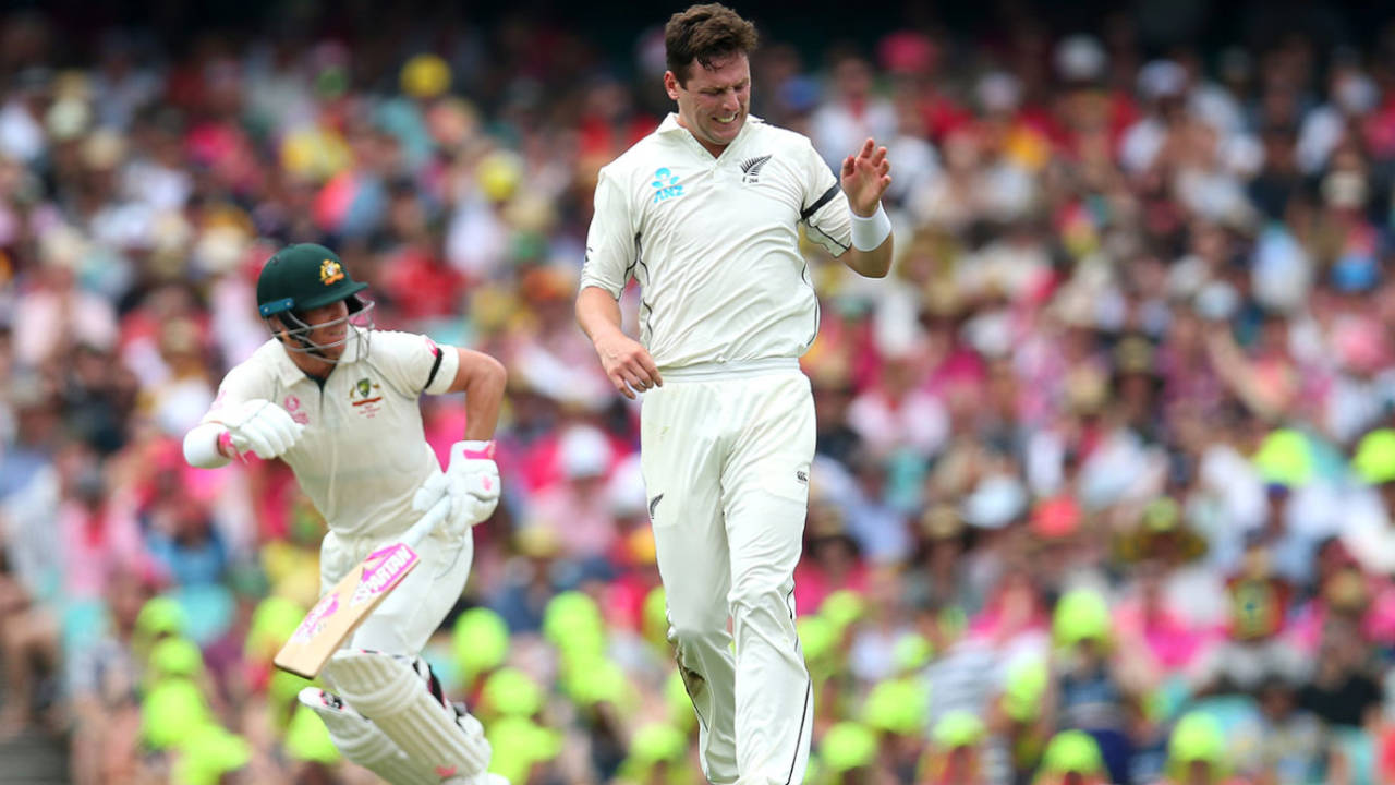 Matt Henry injures his thumb while trying to make a stop&nbsp;&nbsp;&bull;&nbsp;&nbsp;Cricket Australia via Getty Images
