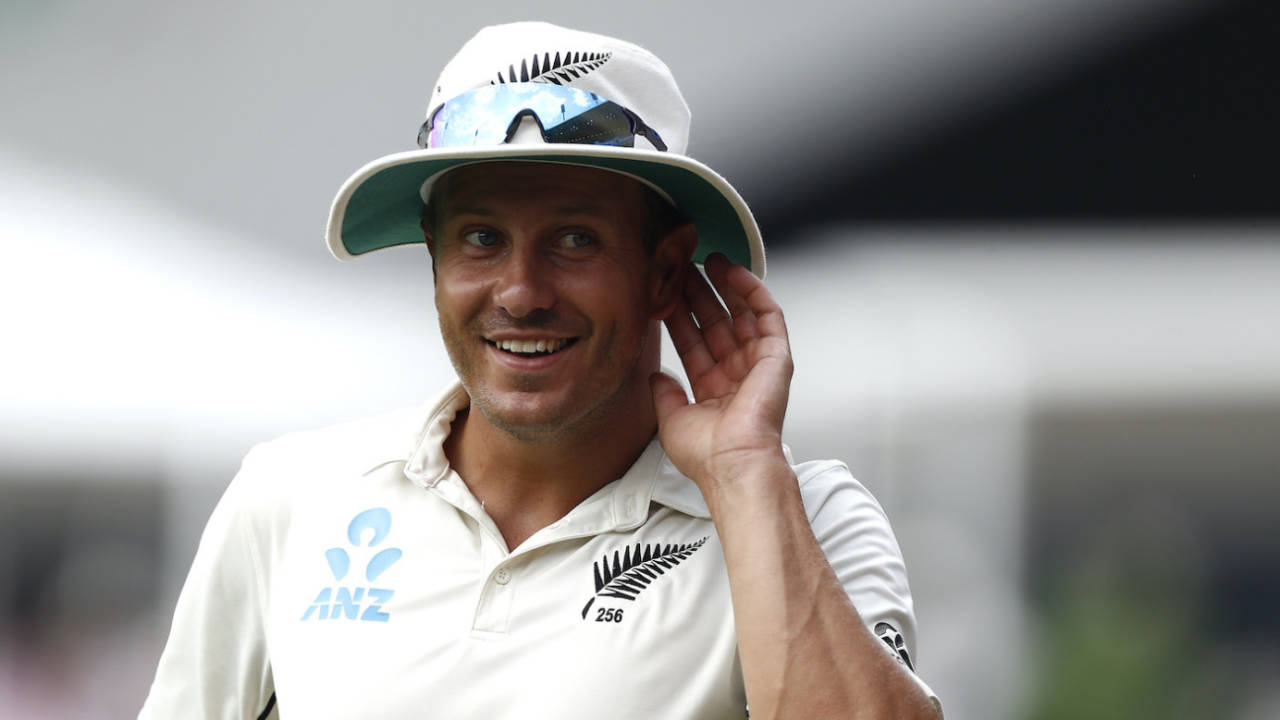 Neil Wagner has fun with the crowd, Australia v New Zealand, 3rd Test, Sydney, 2nd day, January 4, 2020
