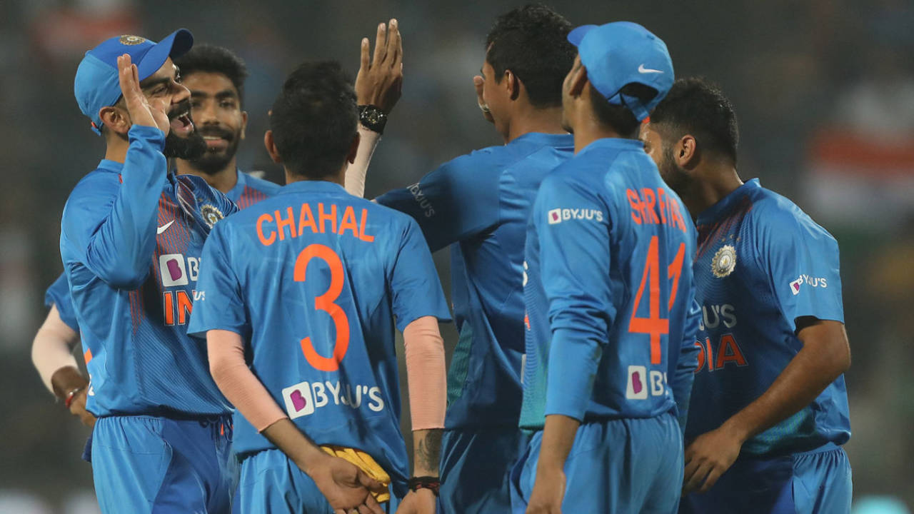 India huddle up after taking a wicket, India v Sri Lanka, 3rd T20I, Pune