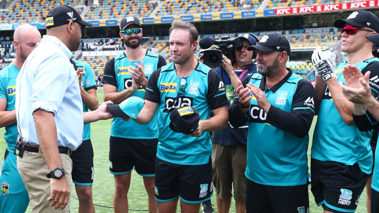Andrew Symonds presented AB de Villiers with his Brisbane Heat cap&nbsp;&nbsp;&bull;&nbsp;&nbsp;Getty Images