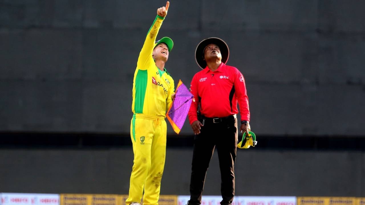 David Warner tells C Shamshuddin where he thinks the kite's string is entangled, India v Australia, 1st ODI, Mumbai, January 14, 2020