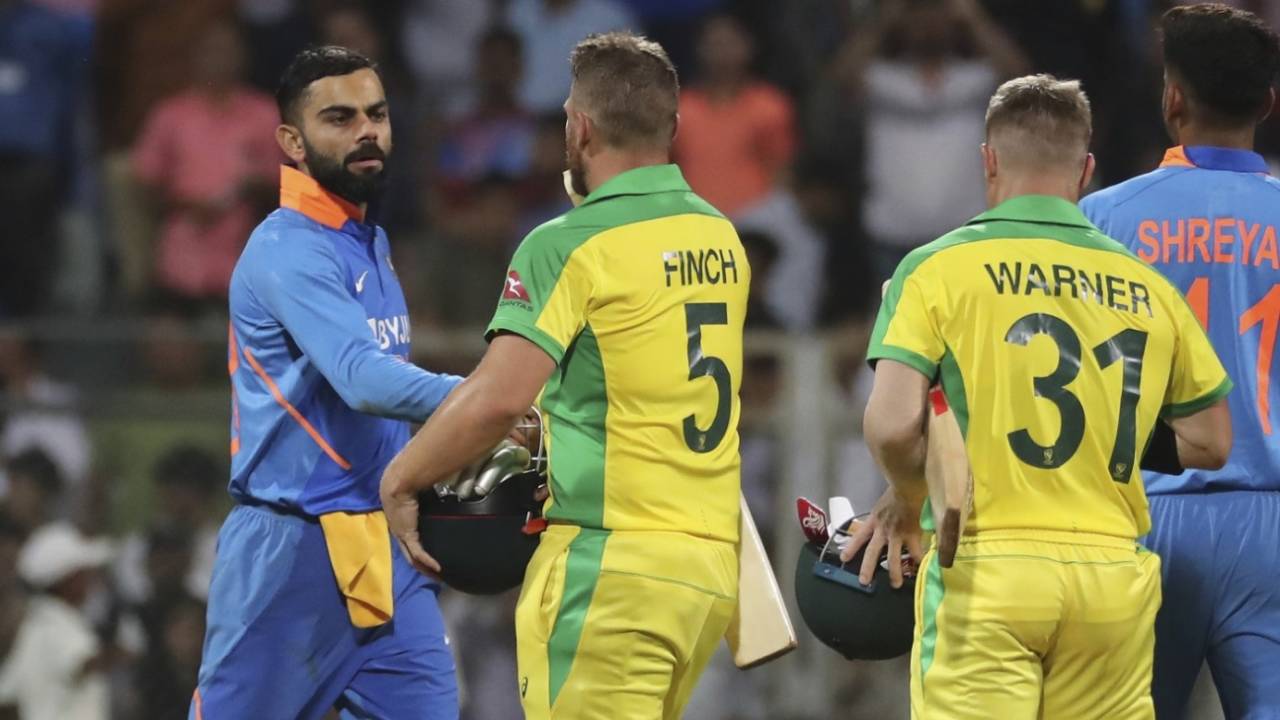 Virat Kohli congratulates Aaron Finch and David Warner, India v Australia, 1st ODI, Mumbai, January 14, 2020