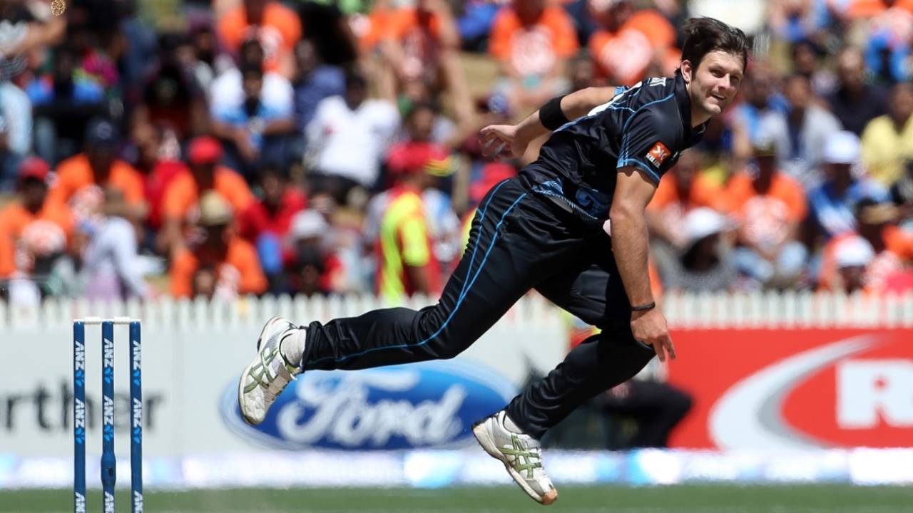 Hamish Bennett lets one rip, New Zealand v India, 4th ODI, Hamilton, January 28, 2014
