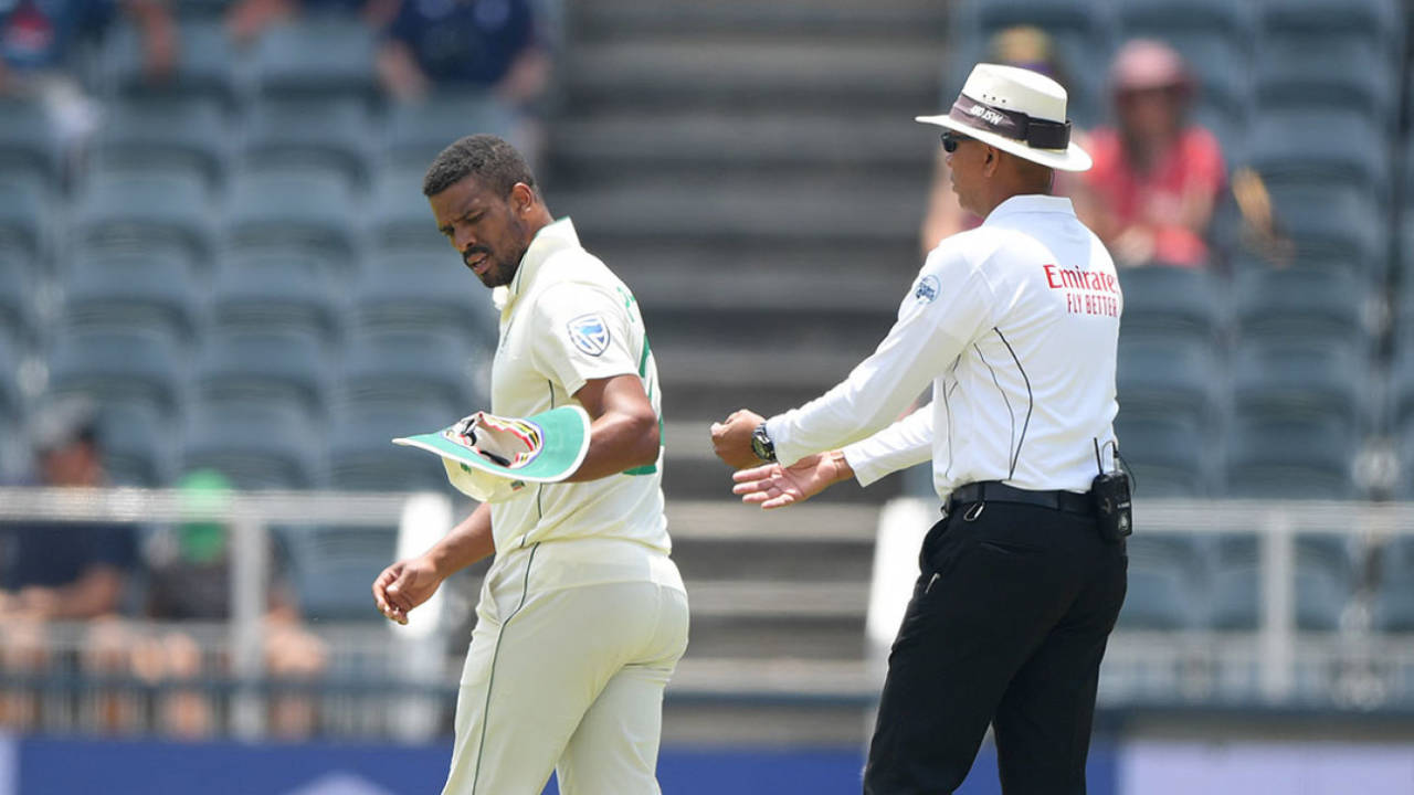 Vernon Philander limped off with a hamstring strain, South Africa v England, 4th Test, Day 3, Johannesburg, January 26, 2020