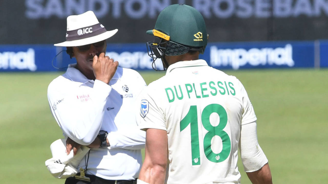 Faf du Plessis talks to Umpire Joel Wilson, South Africa v England, 4th Test, Johannesburg, 4th day, January 27, 2020