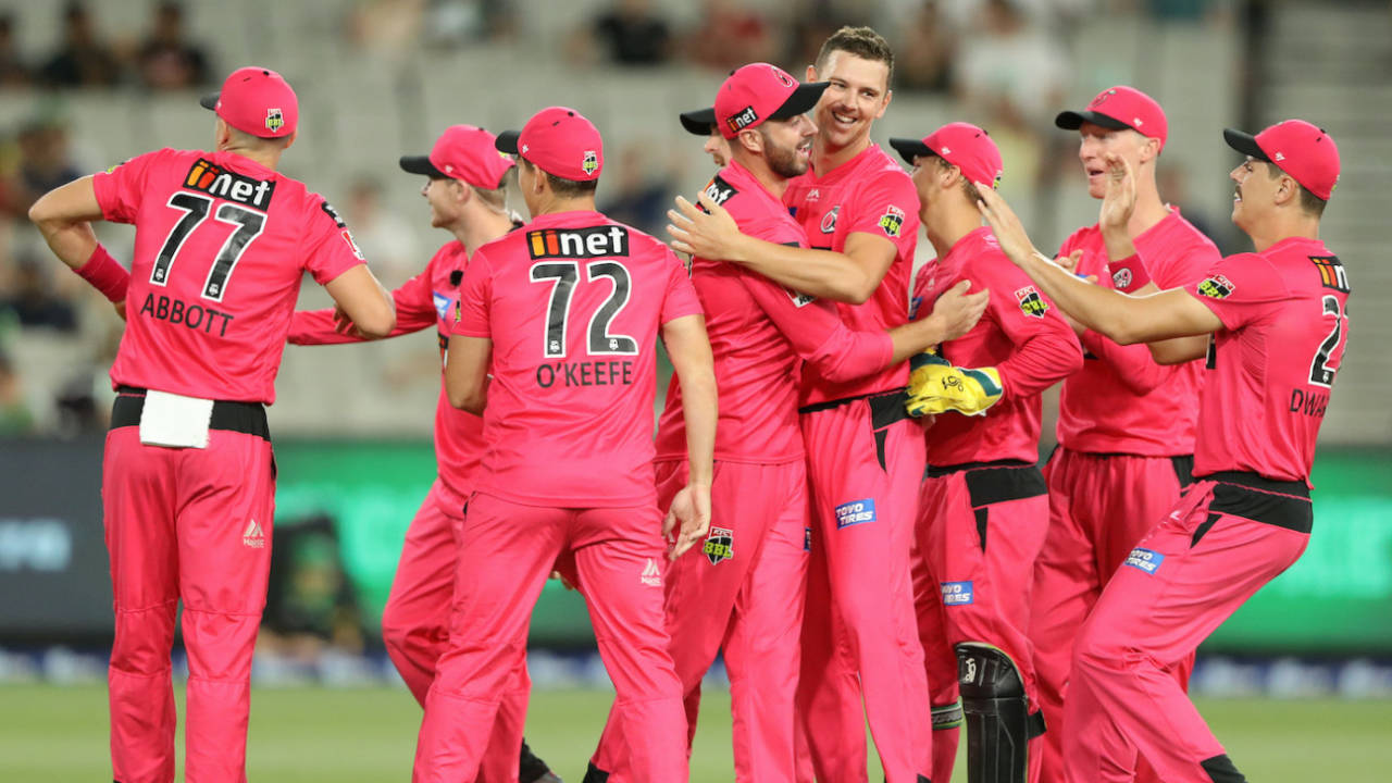 Josh Hazlewood celebrates with his teammates after taking the wicket of Pete Handscomb, Melbourne Stars v Sydney Sixers, Big Bash, Qualifier, MCG, January 31, 2020