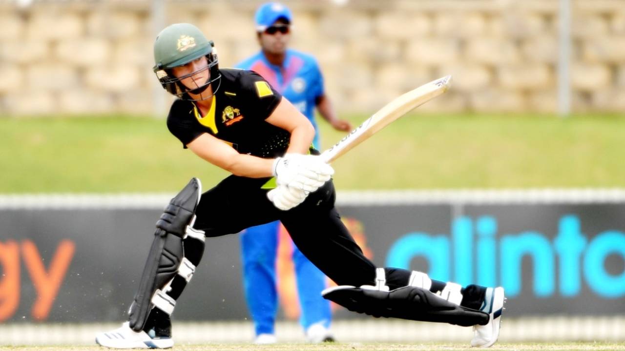 Ellyse Perry brings out the sweep, Australia v India, Women's T20I tri-series, Canberra, February 2, 2020