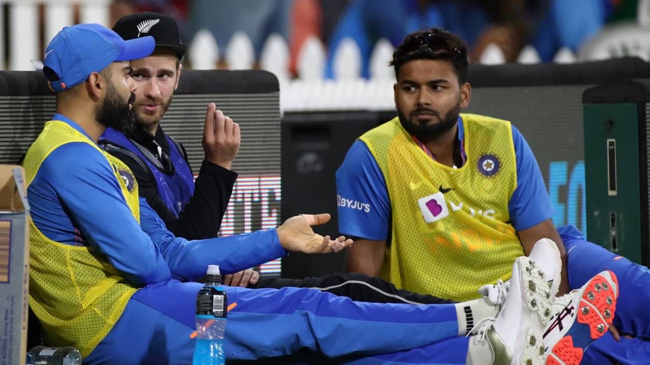 Rishabh Pant listens in as Virat Kohli and Kane Williamson have a chat, New Zealand v India, 5th T20I, Mount Maunganui, February 2, 2020