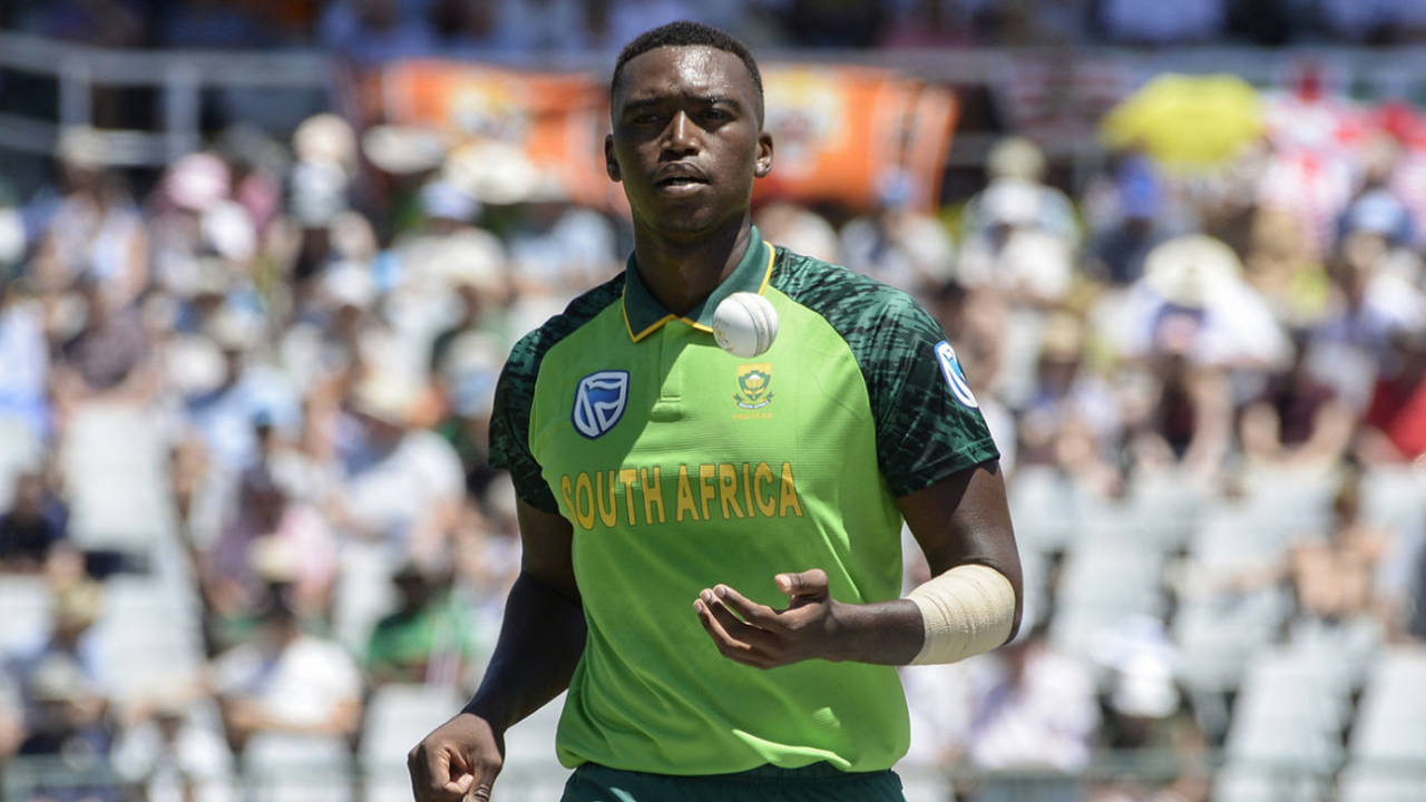 Lungi Ngidi prepares to bowl, South Africa v England, 1st ODI, Cape Town, February 04, 2020