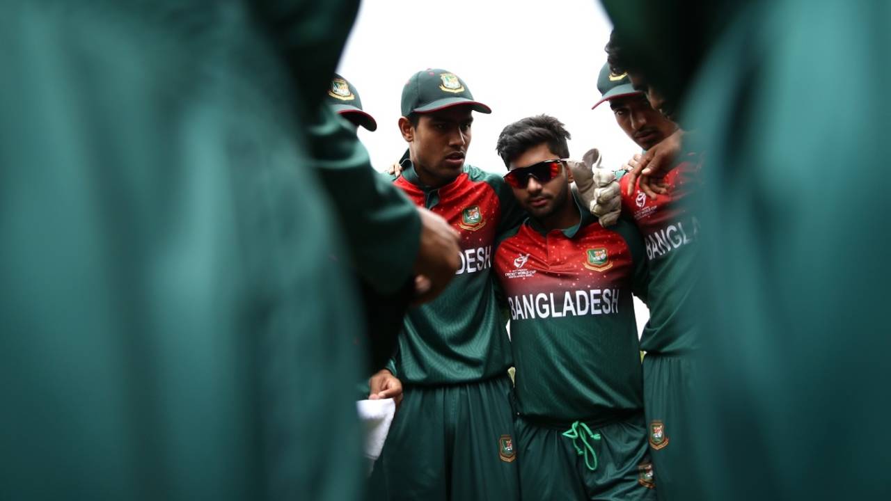 Akbar Ali addresses his team before they take the field, Bangladesh v New Zealand, U-19 World Cup semi-final, Potchefstroom, February 6, 2020