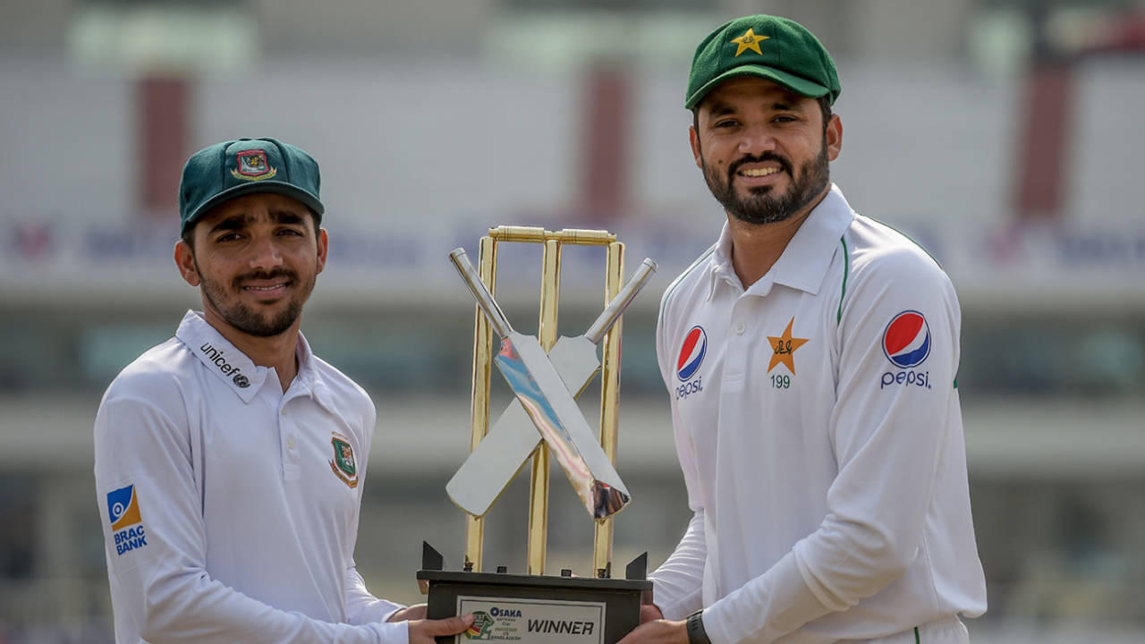 Mominul Haque and Azhar Ali pose with the trophy&nbsp;&nbsp;&bull;&nbsp;&nbsp;Aamir Qureshi/AFP/Getty Images