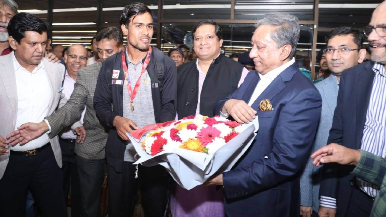 Bangladesh Under-19 World Cup-winning captain Akbar Ali is greeted by Nazmul Hasan&nbsp;&nbsp;&bull;&nbsp;&nbsp;Raton Gomes/BCB