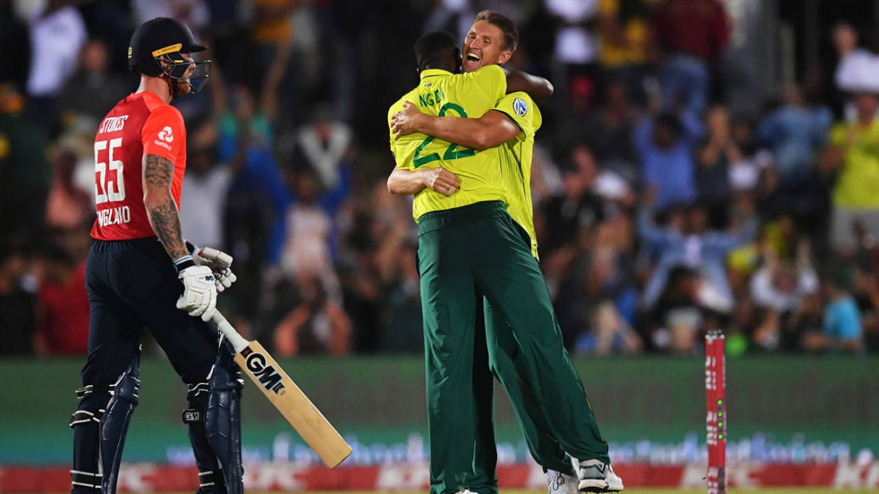 Lungi Ngidi and Dwaine Pretorius celebrate the wicket of Ben Stokes, South Africa v England, 1st T20I, East London, February 12, 2020