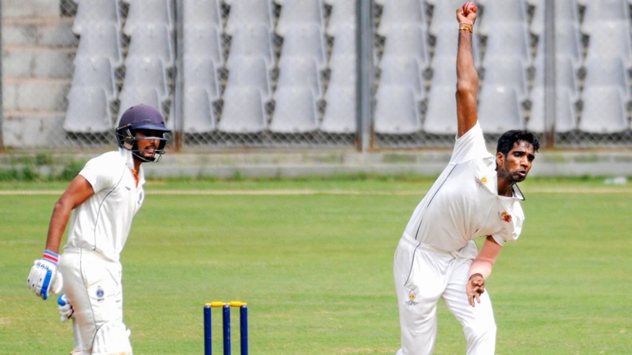 Deepak Shetty in his delivery stride, Mumbai v Madhya Pradesh, Wankhede, 2nd day, February 13, 2020