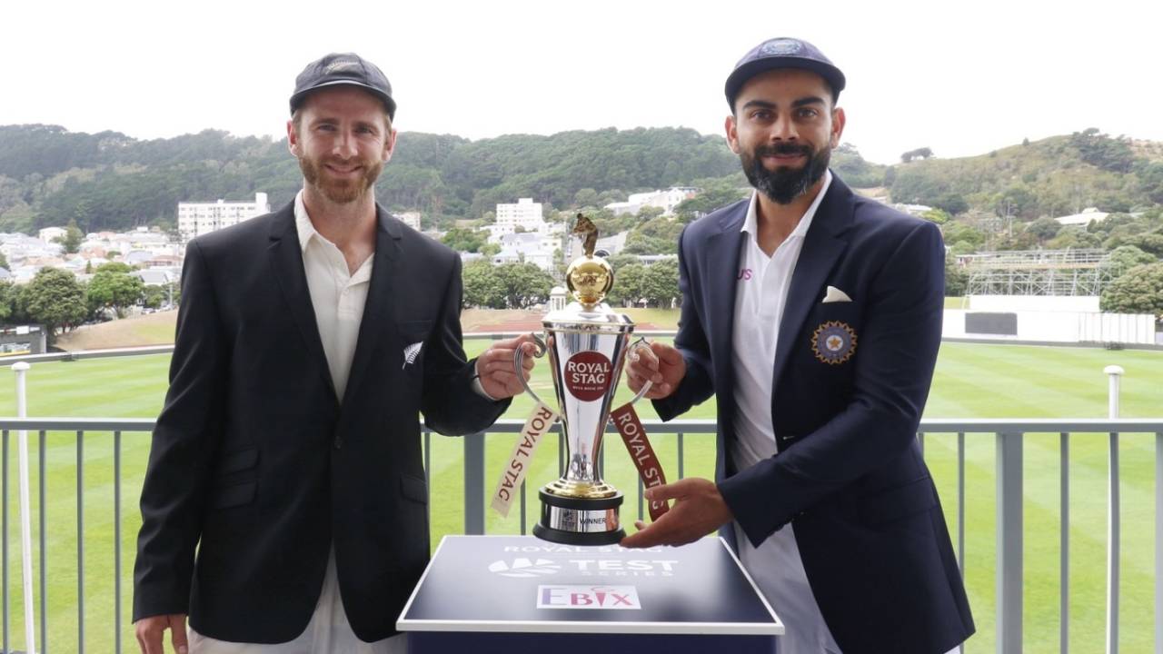 Kane Williamson and Virat Kohli pose with the trophy, Wellington, February 20, 2020
