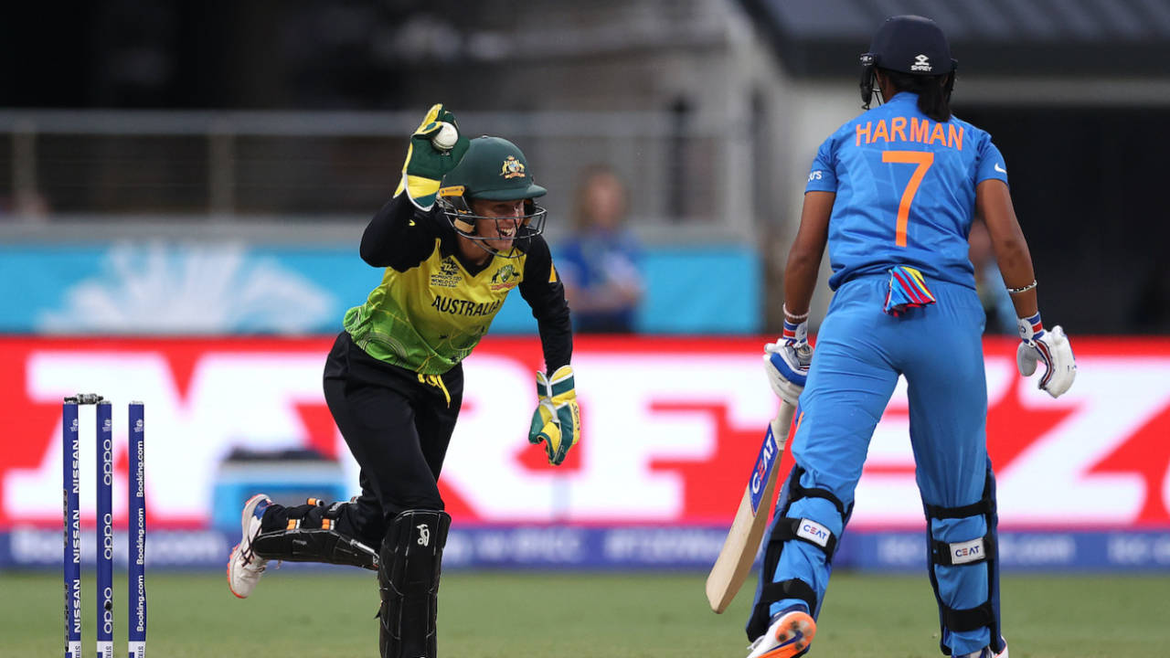 Alyssa Healy celebrates a fortuitous stumping of Harmanpreet Kaur, Australia v India, Women's T20 World Cup, Sydney, February 21, 2020