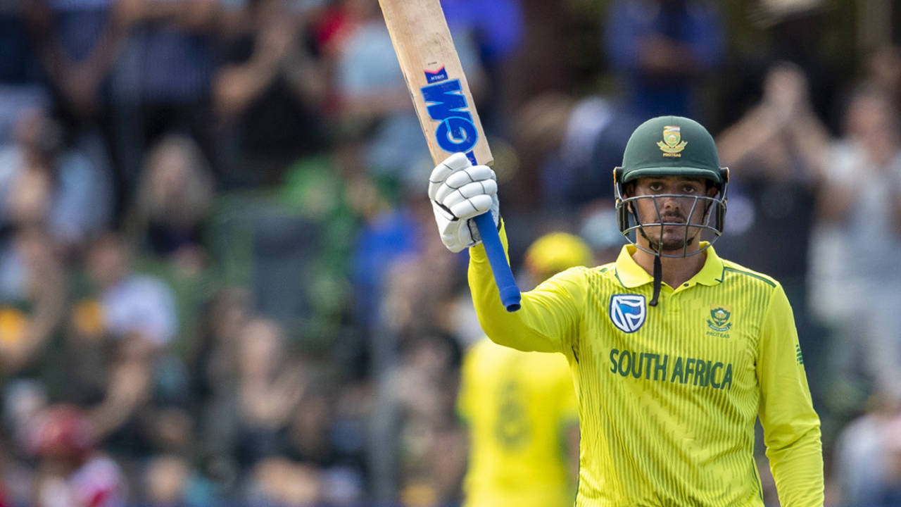 Quinton de Kock takes the applause for his fifty, South Africa v Australia, 2nd T20I, Port Elizabeth, February 23, 2020