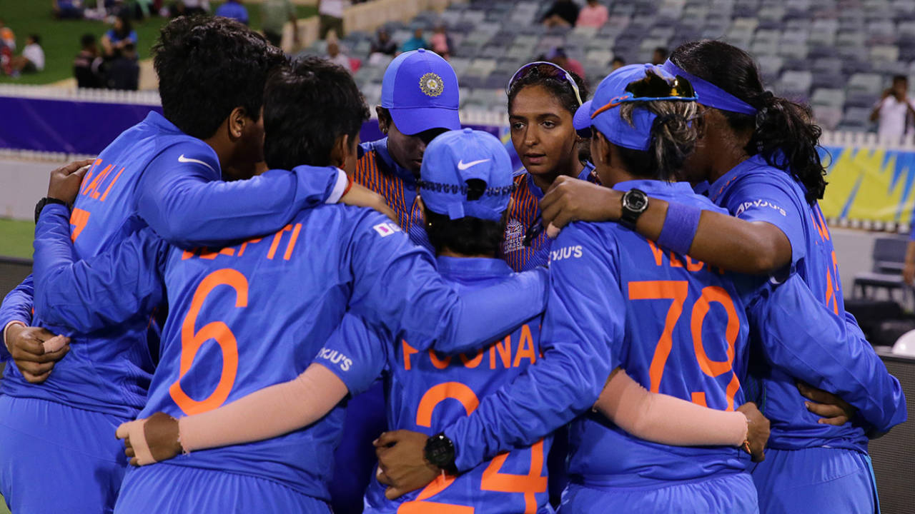 Harmanpreet Kaur addresses her team in the huddle, India Women vs Bangladesh Women, Women's T20 World Cup, Perth, February 24, 2020